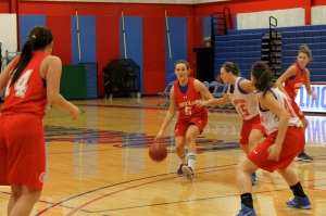 Lamp staff photos Eloise Sneddon (No. 5) looks to pass to Abbey Schaeffer (No. 24) in the team’s practice game.