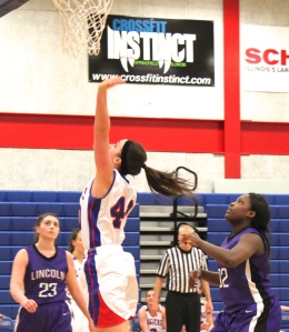 Lincoln Land's Gretchen Hobbie (40) shoots a layup in the game against Lincoln College